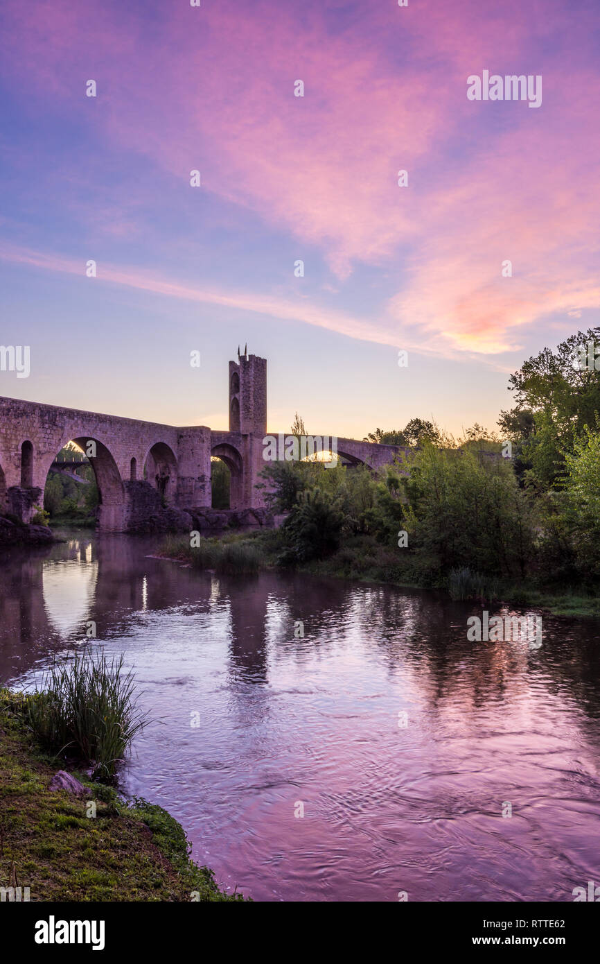 Mittelalterliche Brücke von Besalu Stockfoto