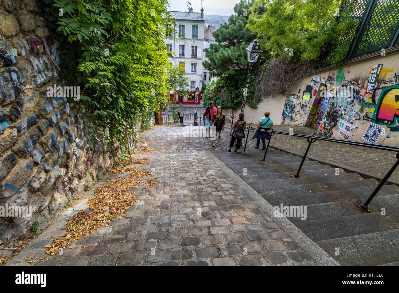 Menschen klettern die steilen Stufen an der Rue du Calvaire, rue Gabrielle und Place du Tetre Montmartre, Paris Stockfoto