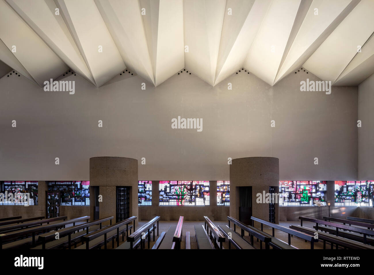 Köln, Lindenthal, Universitätsklinikkirche der Katholischen Gemeinde St. Johannes der Täufer, 1958-1966 von Gottfried Böhm erbaut, Blick auf die Nordwand m Stockfoto