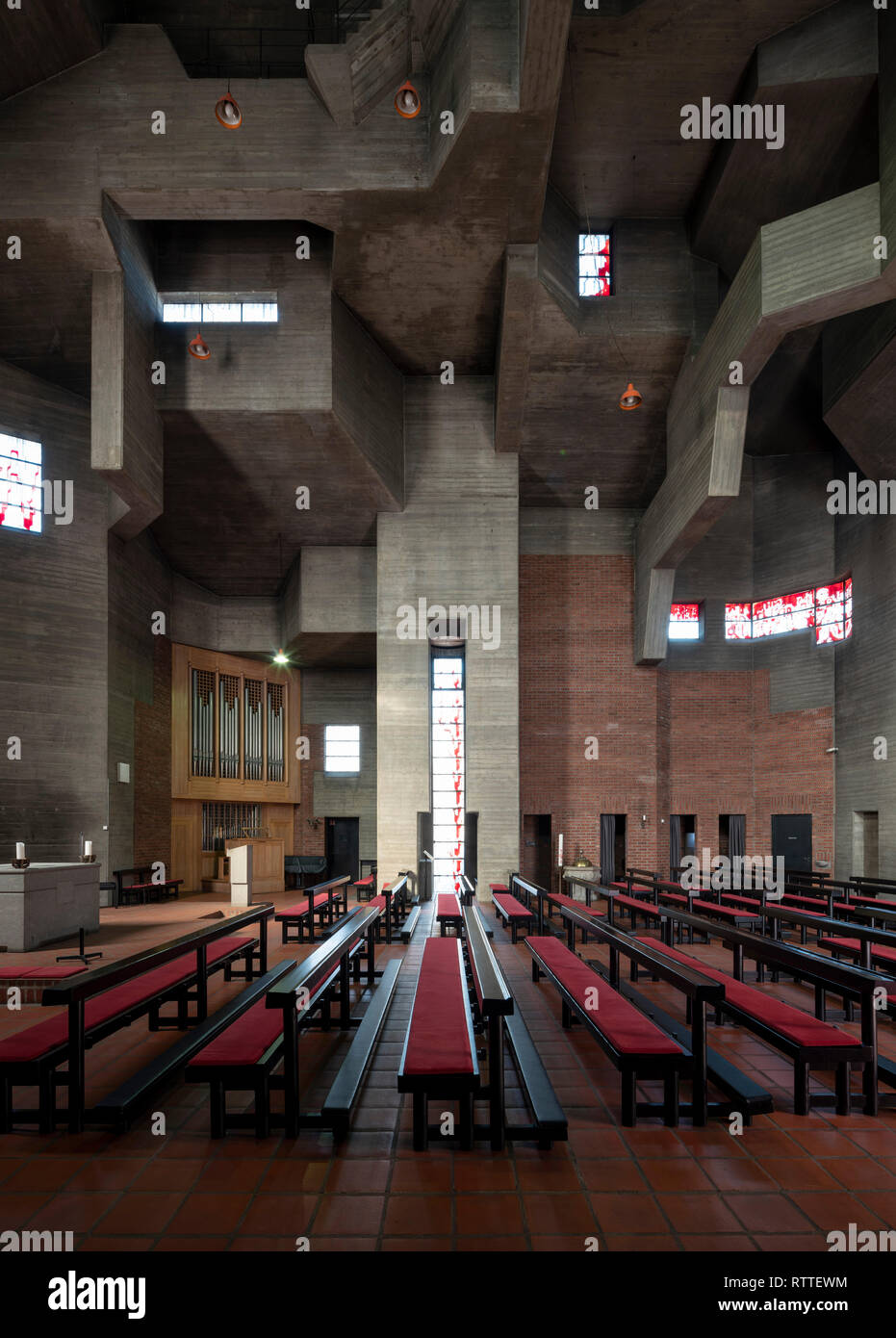 Köln, Lindenthal, Landkreis Katholische Pfarrkirche Christi Auferstehung, Hauptportal, Innenraum, Blick nach Norden Stockfoto