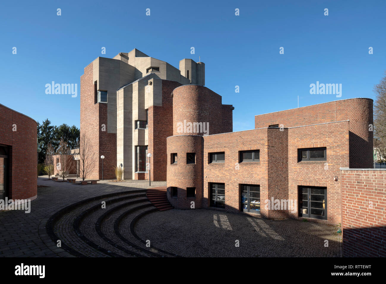 Köln, Lindenthal, Landkreis Katholische Pfarrkirche Christi Auferstehung, Blick von Südwest Stockfoto