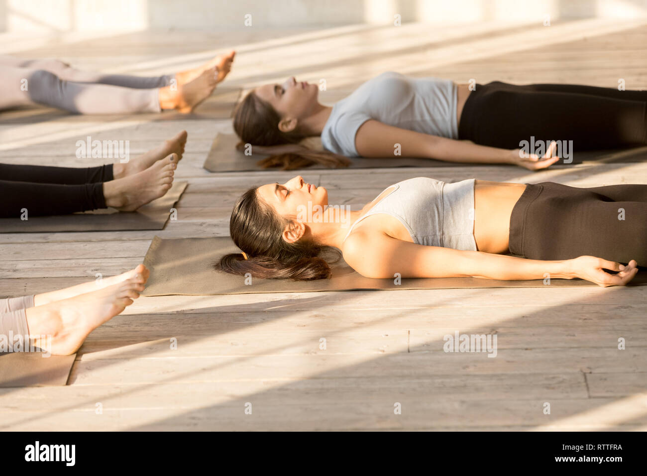 Gruppe von attraktiven Frauen Yoga im Leiche Übung Stockfoto