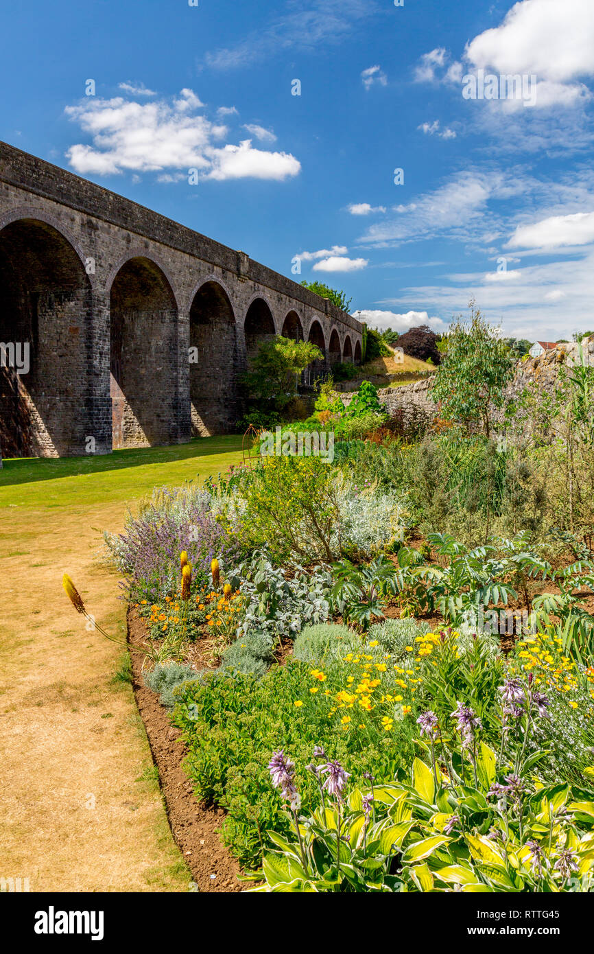 Eine bunte Staudenbeet und stillgelegten raiway Viadukt bei Kilver Court Gardens, Shepton Mallet in Somerset, England, Großbritannien Stockfoto