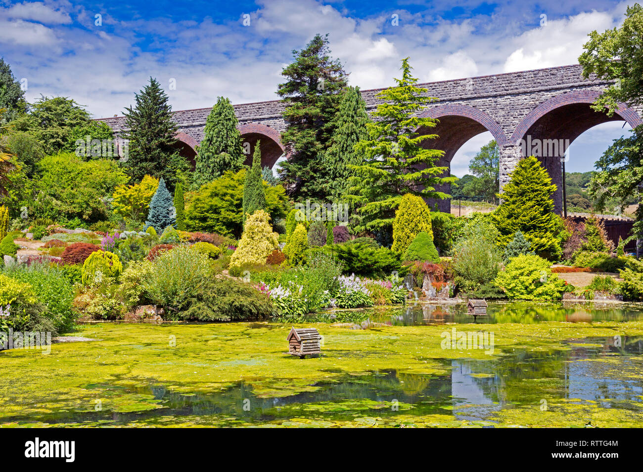 Der See und die Stillgelegten Eisenbahnviadukt bei Kilver Court Gardens, Shepton Mallet in Somerset, England, Großbritannien Stockfoto