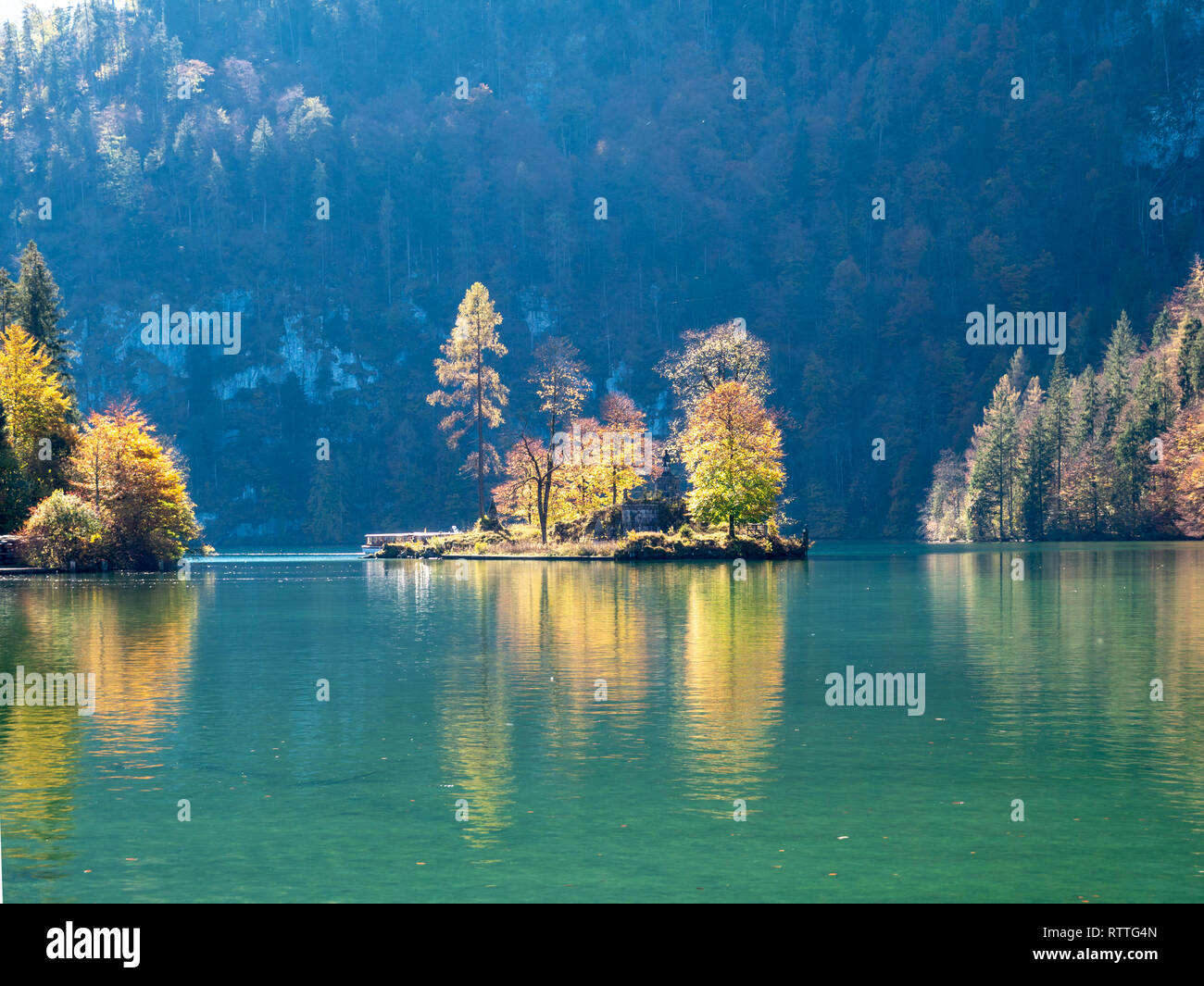 Bild der See Königssee in Berchtesgaden Deutschland im Herbst mit schönen bunten Bäumen und Insel mit Wasser Reflexionen Stockfoto