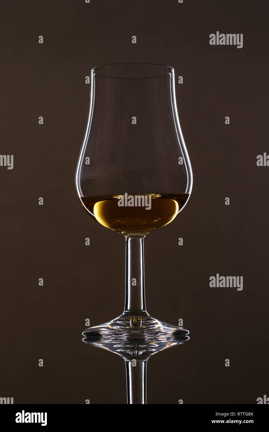 Glas mit schottischen Whisky und Reflexion mit schwarzem Hintergrund Stockfoto