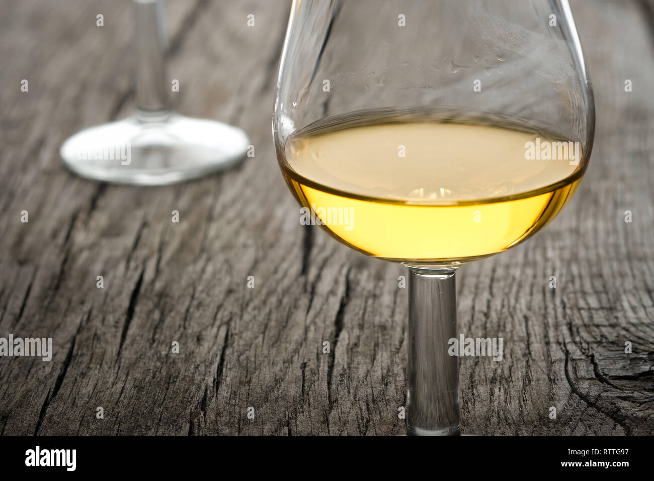 Makro Glas golden Single Malt Whisky in der Hintergrundbeleuchtung Stockfoto