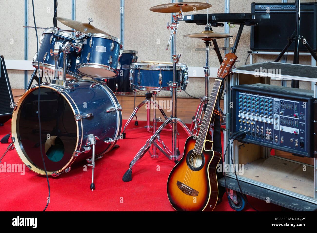 Moderne modisch stilvolle Musik Instrumente und Ausrüstungen für Rock Band im Proberaum leer Stockfoto