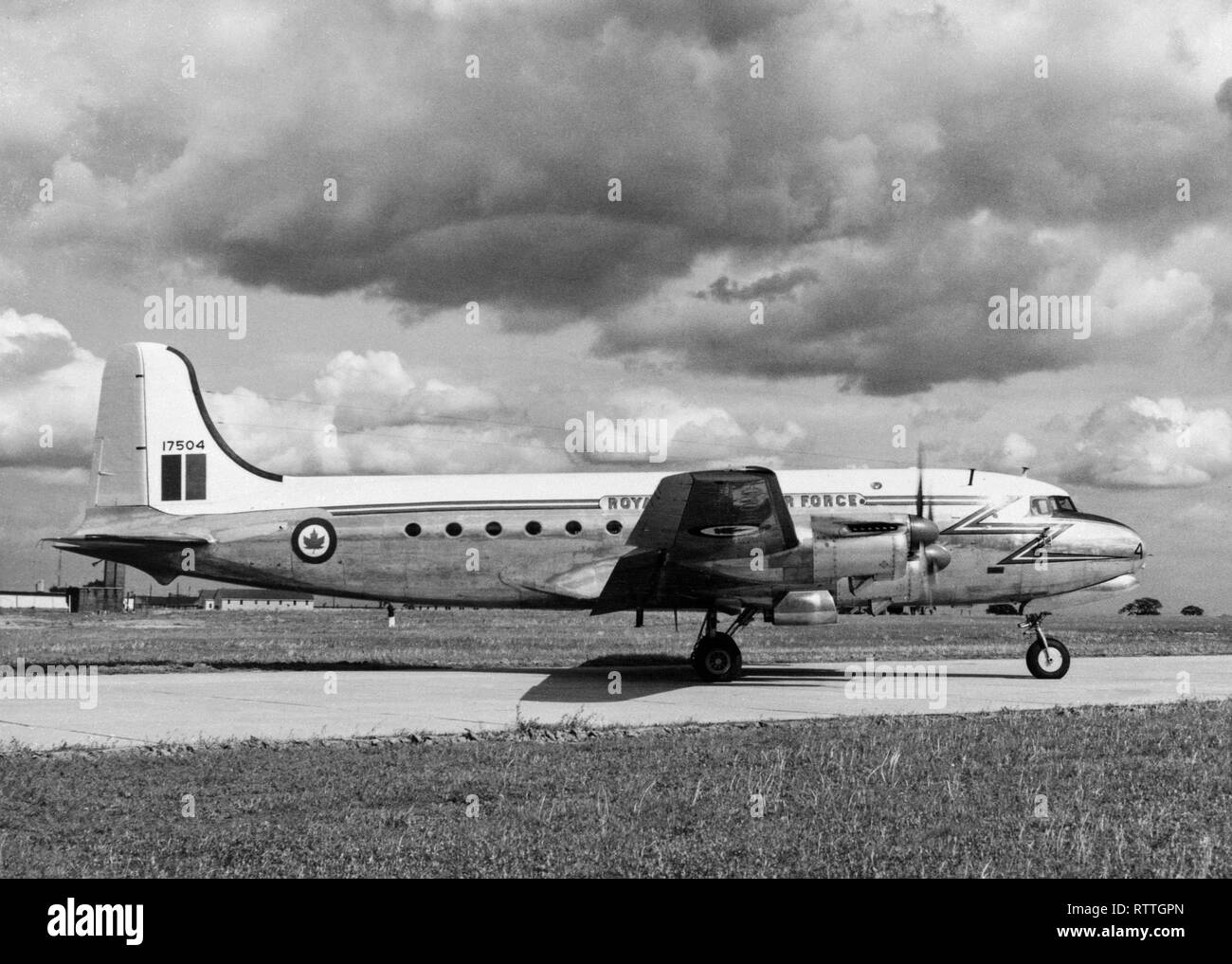 Royal Canadian Air Force, RCAF, Canadair CL-4 North Star Transportflugzeuge, Seriennummer 17504. Die CL-4 war eine Weiterentwicklung der Douglas DC-4. Dieses Flugzeug wurde 1960 verschrottet. Stockfoto