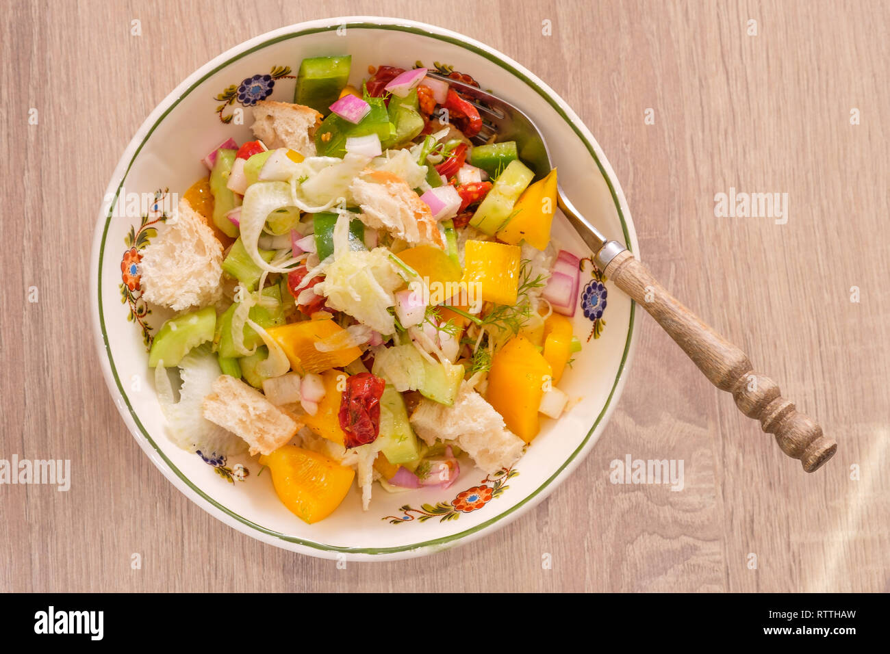 Panzanella Italienischer Salat mit Brot, Gemüse in eine Schüssel geben und in der Ansicht von oben Stockfoto