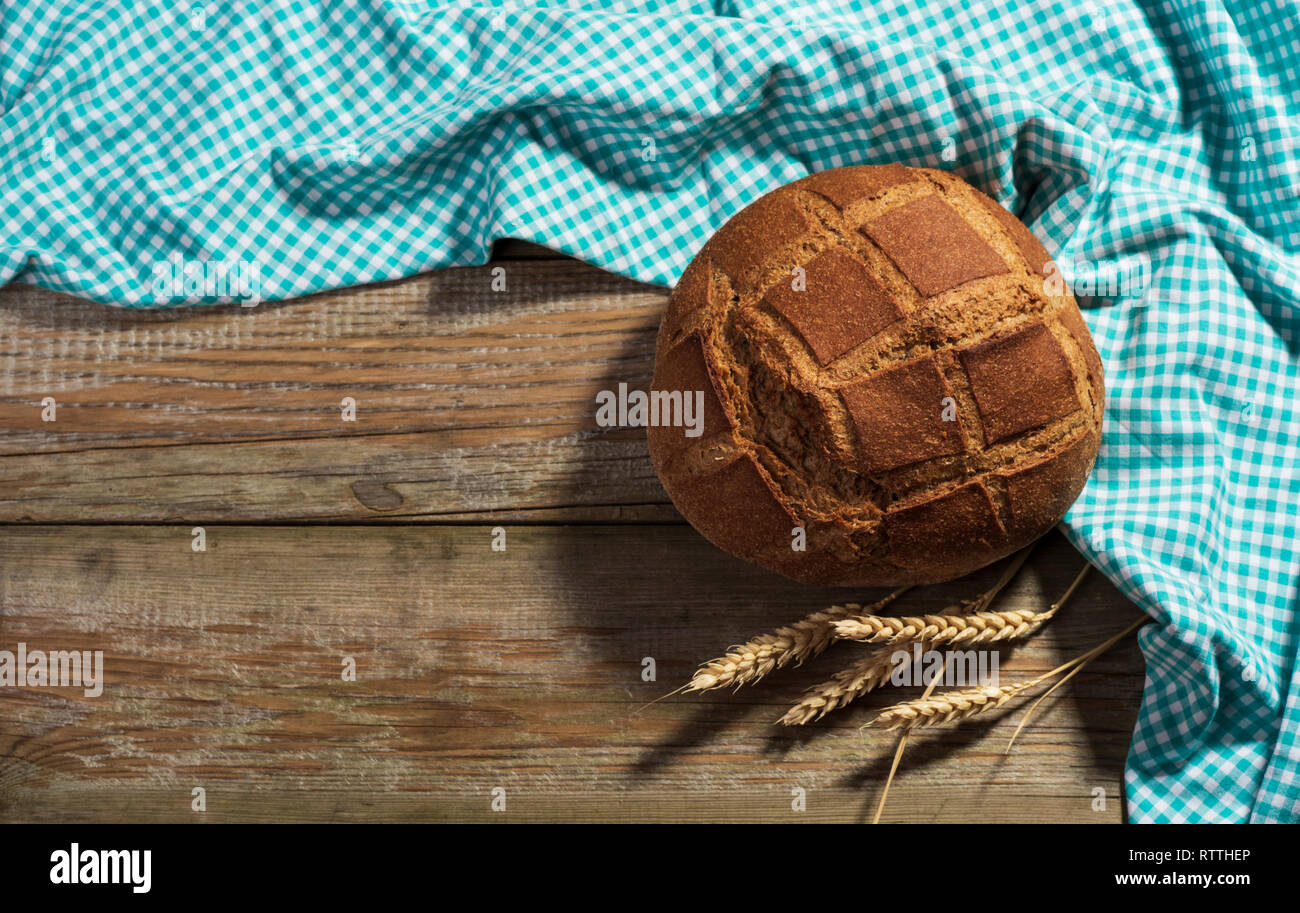 Frisch gebackenes Brot auf traditionellen Holz- Hintergrund Stockfoto