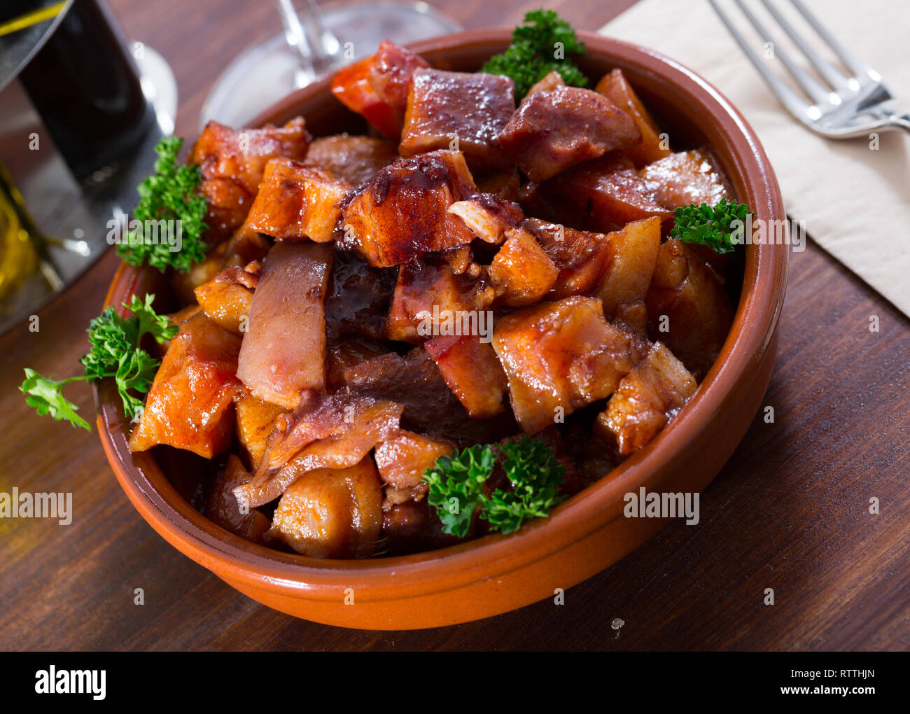 Morro de Cerdo - spanisches Gericht. Roast Nase und Wange Schweine mit Petersilie Stockfoto