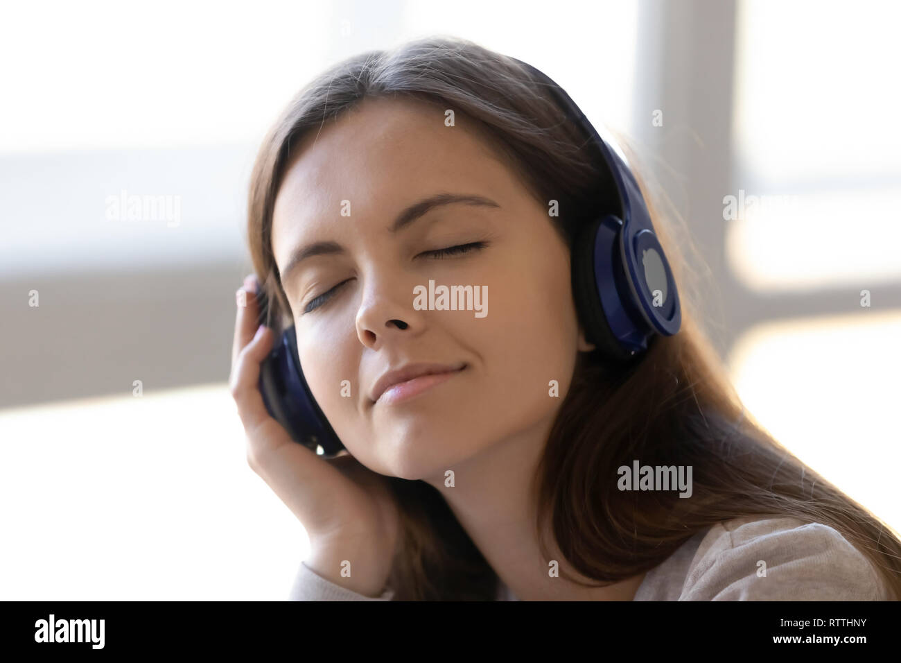 In der Nähe von ruhigen Frau in Kopfhörer Ihre Lieblingsmusik genießen. Stockfoto