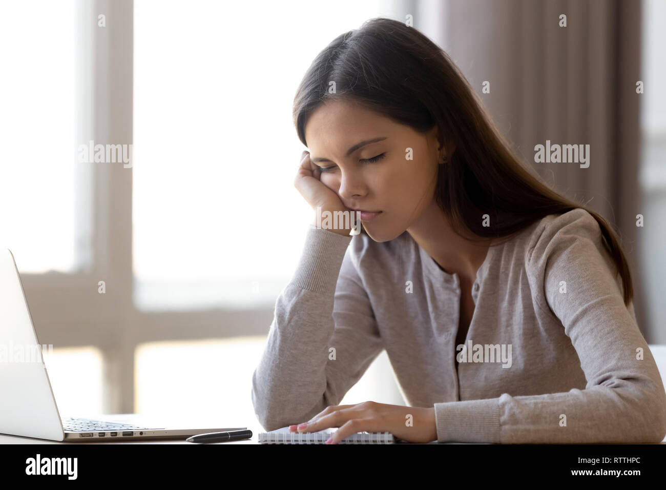 Erschöpft Frau mit geschlossenen Augen sitzen Halb schlafend am Arbeitsplatz Stockfoto