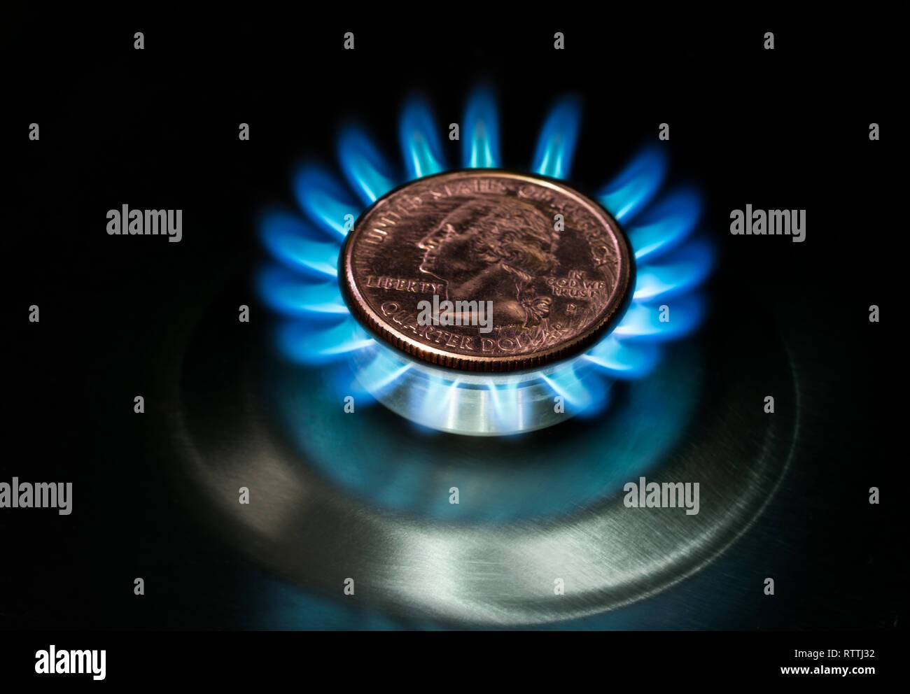 Gaspreis Entwicklung Konzept, blaue Flamme und Münzen (dollar Münzen) Stockfoto
