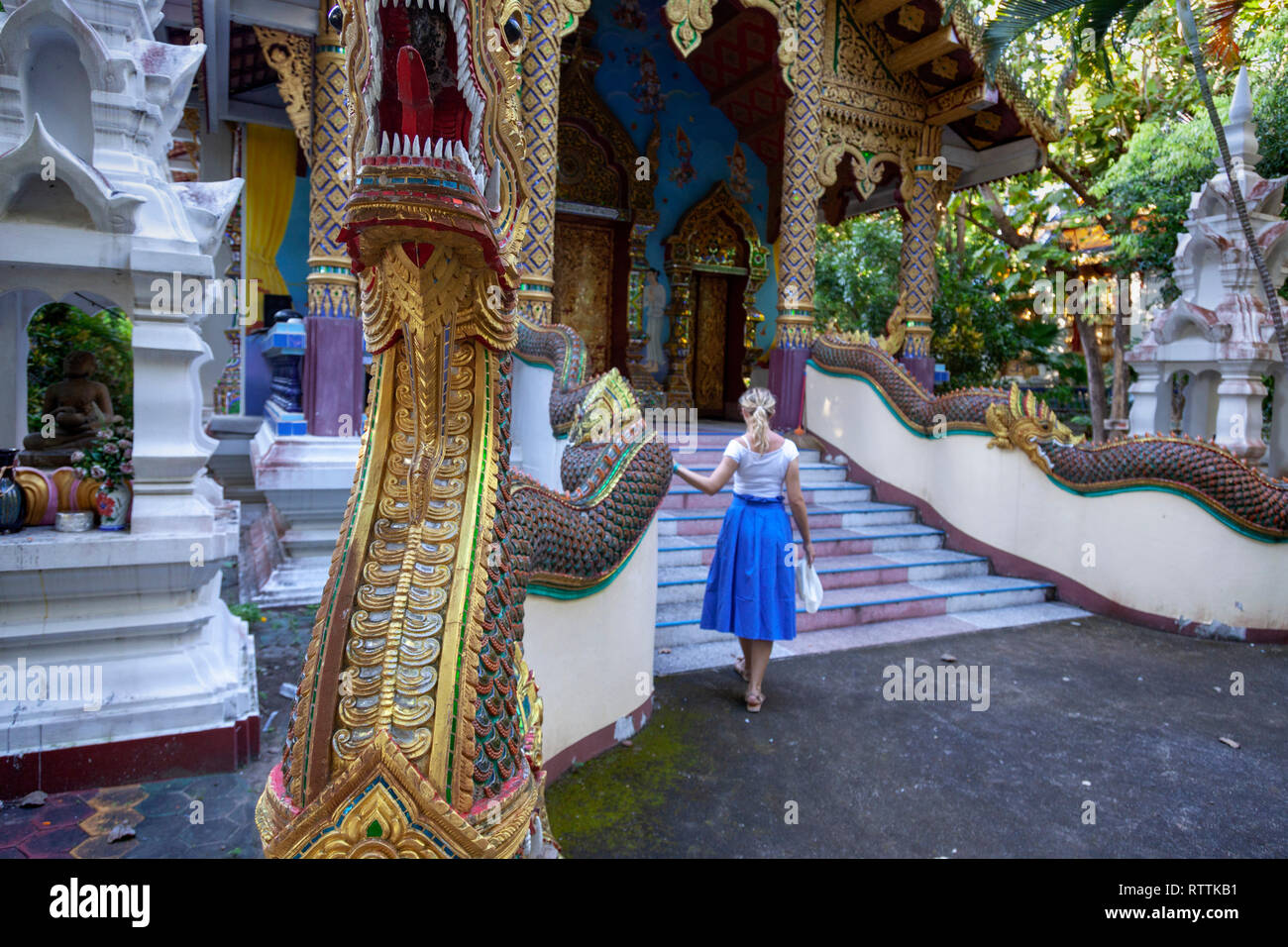 Mädchen in der buddhistischen Tempel von Chiang Mai, Thailand Stockfoto