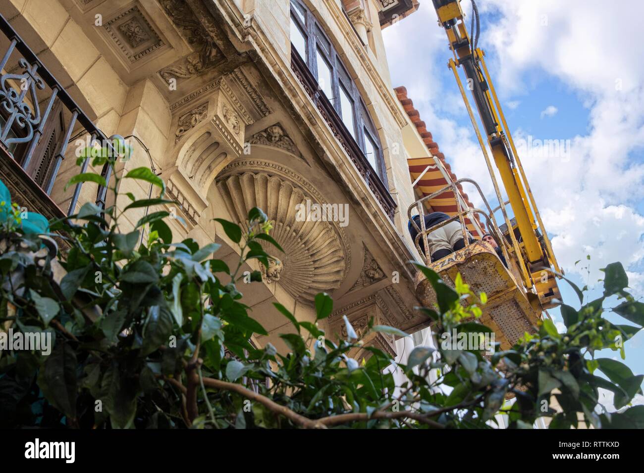 Bau Restaurierung - Mann im Korb Stockfoto