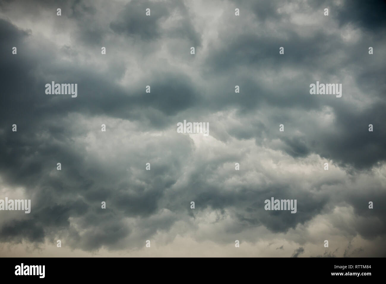 Dunkle stürmische Wolken Hintergrund. Dramatische stürmischen Himmel mit dunklen Wolken. Stockfoto