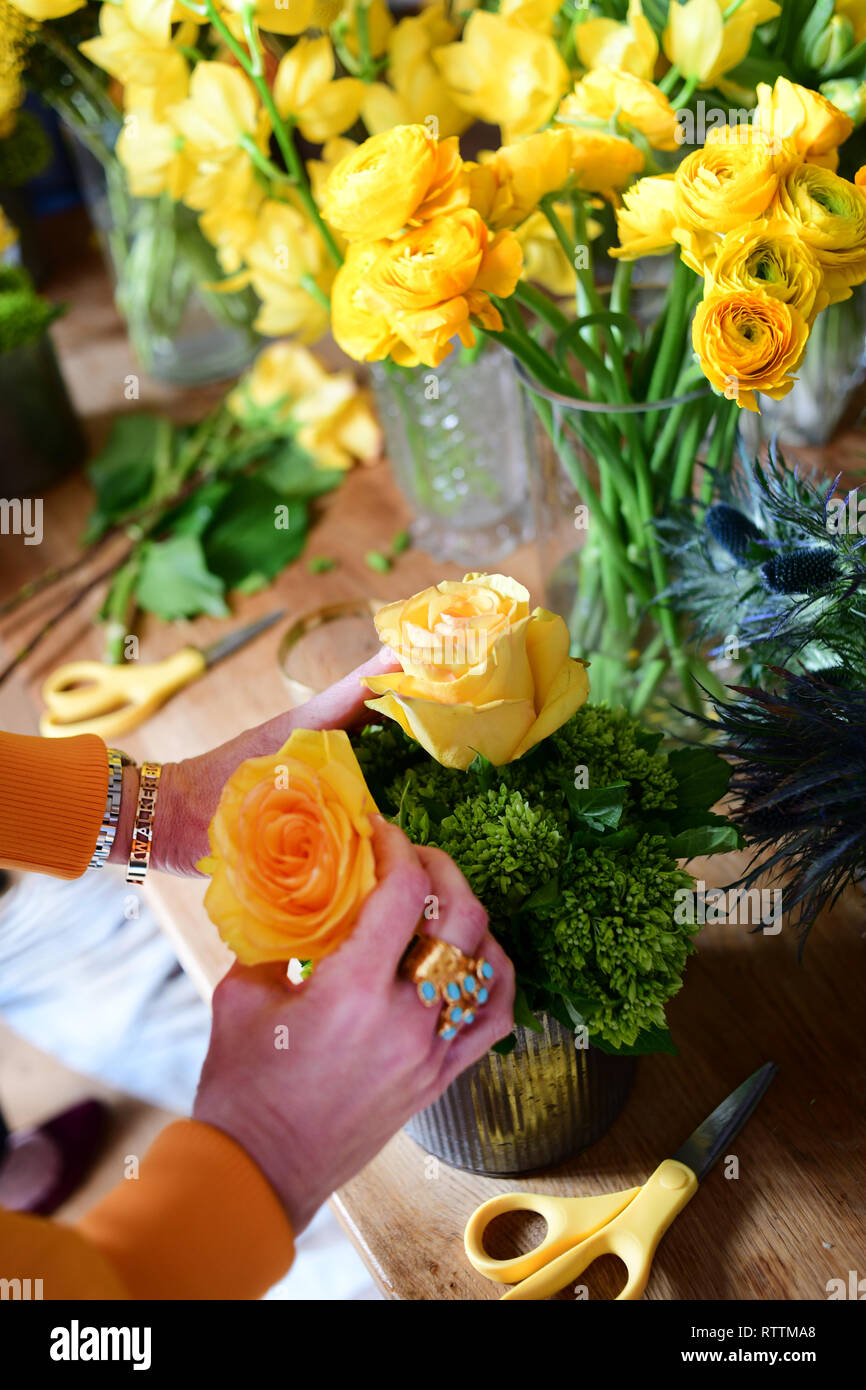 Die Blumensträuße an blumenschmuck Partei lernen, wie man Blumen zu montieren Stockfoto