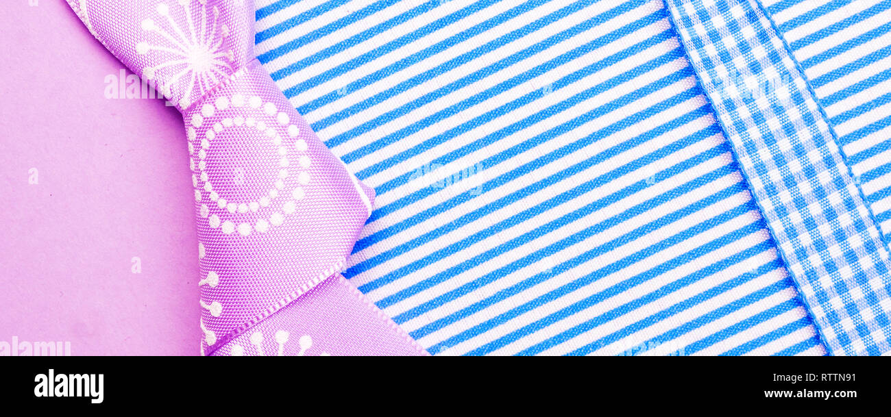 Geburtstag Geschenk Karte mit violett Bug und das Farbband in der Mitte isoliert und Violett und Blau Hintergrund mit viel Platz für den Text kopieren Stockfoto