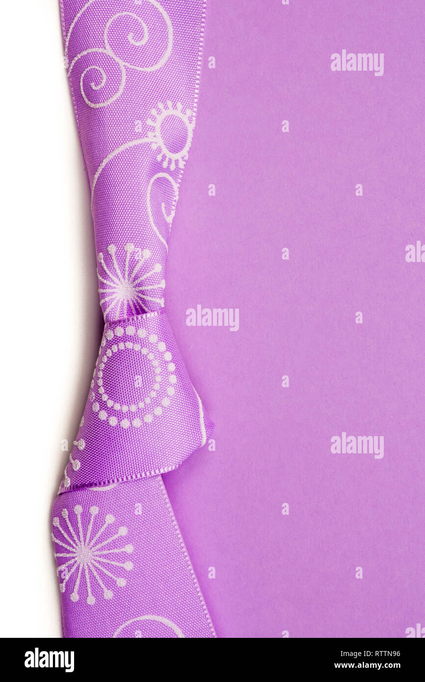 Geburtstag Geschenk Karte mit violett Bug und das Farbband in der Mitte isoliert und violetten und weißen Hintergrund mit viel Platz für den Text kopieren Stockfoto