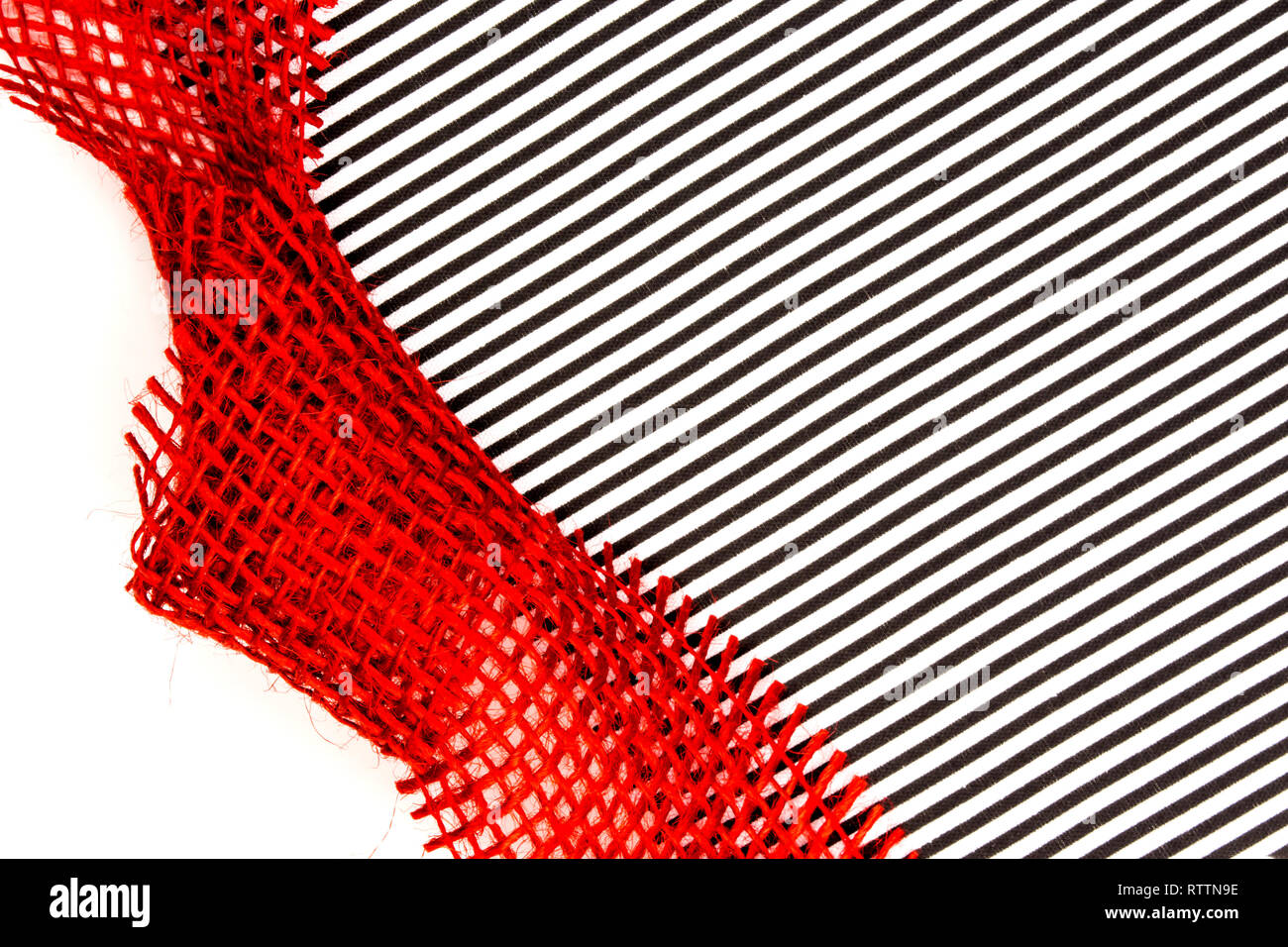 Geschenkkarte strukturierten Hintergrund mit roter Schleife und das Farbband in der Mitte und schwarze Linien mit viel Platz für den Text kopieren Stockfoto