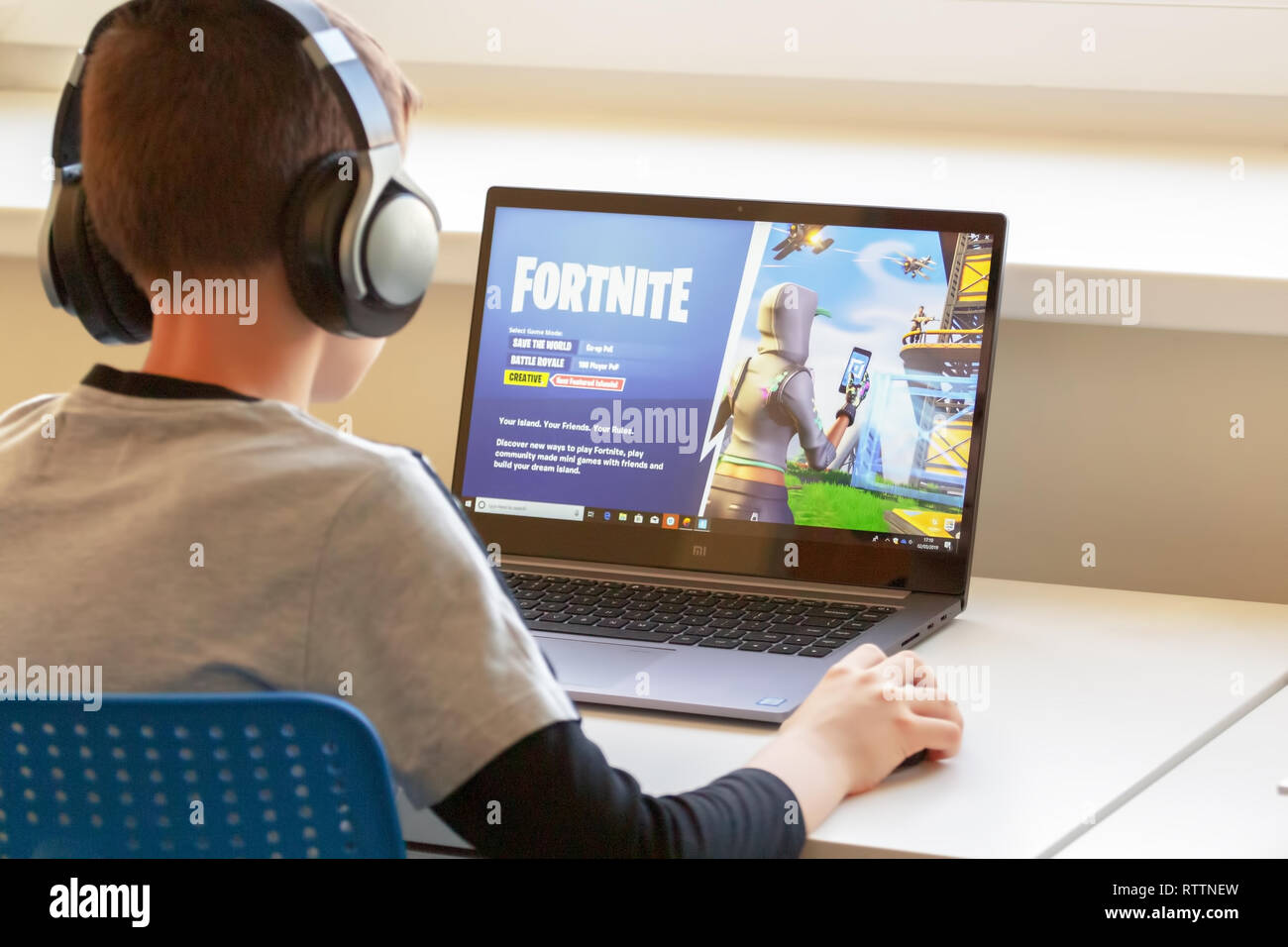 junge spielt fortnite spiel fortnite ist online video spiel von epic games entwickelt stockbild - mein kind spielt fortnite