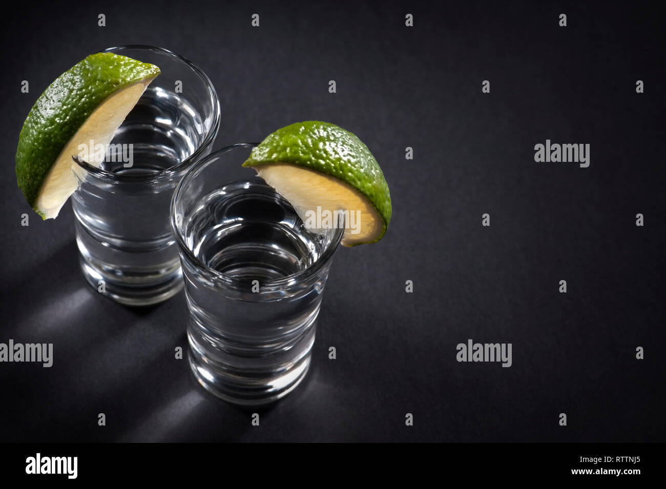 Nahaufnahme der Schüsse Glas und Limetten Stockfoto