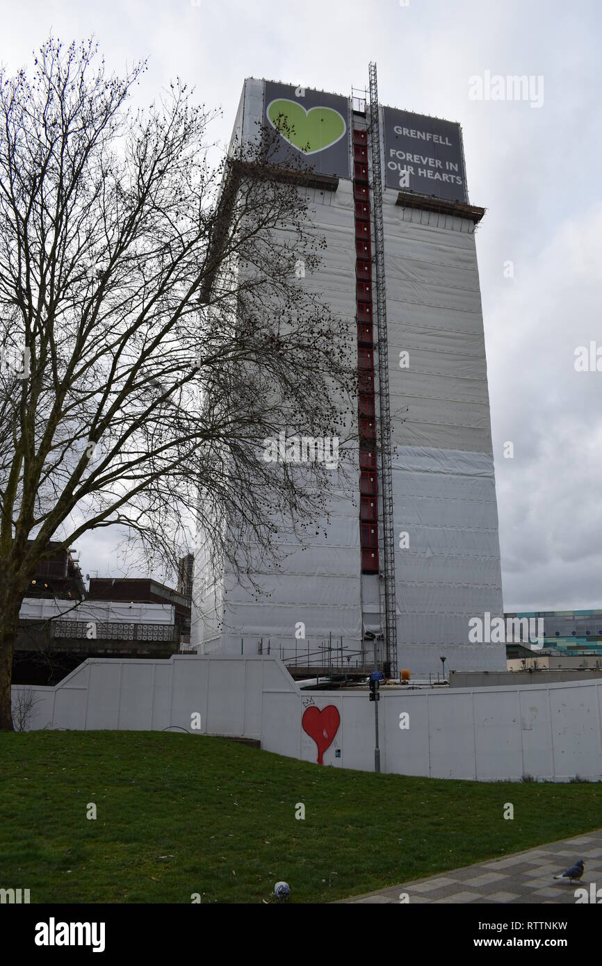 Anzeigen von Grenfell Tower, mit Plane abdecken und Gerüst. Die großen Brand, Juni 2019 14 war, ist Gegenstand einer öffentlichen Untersuchung, fort. Stockfoto