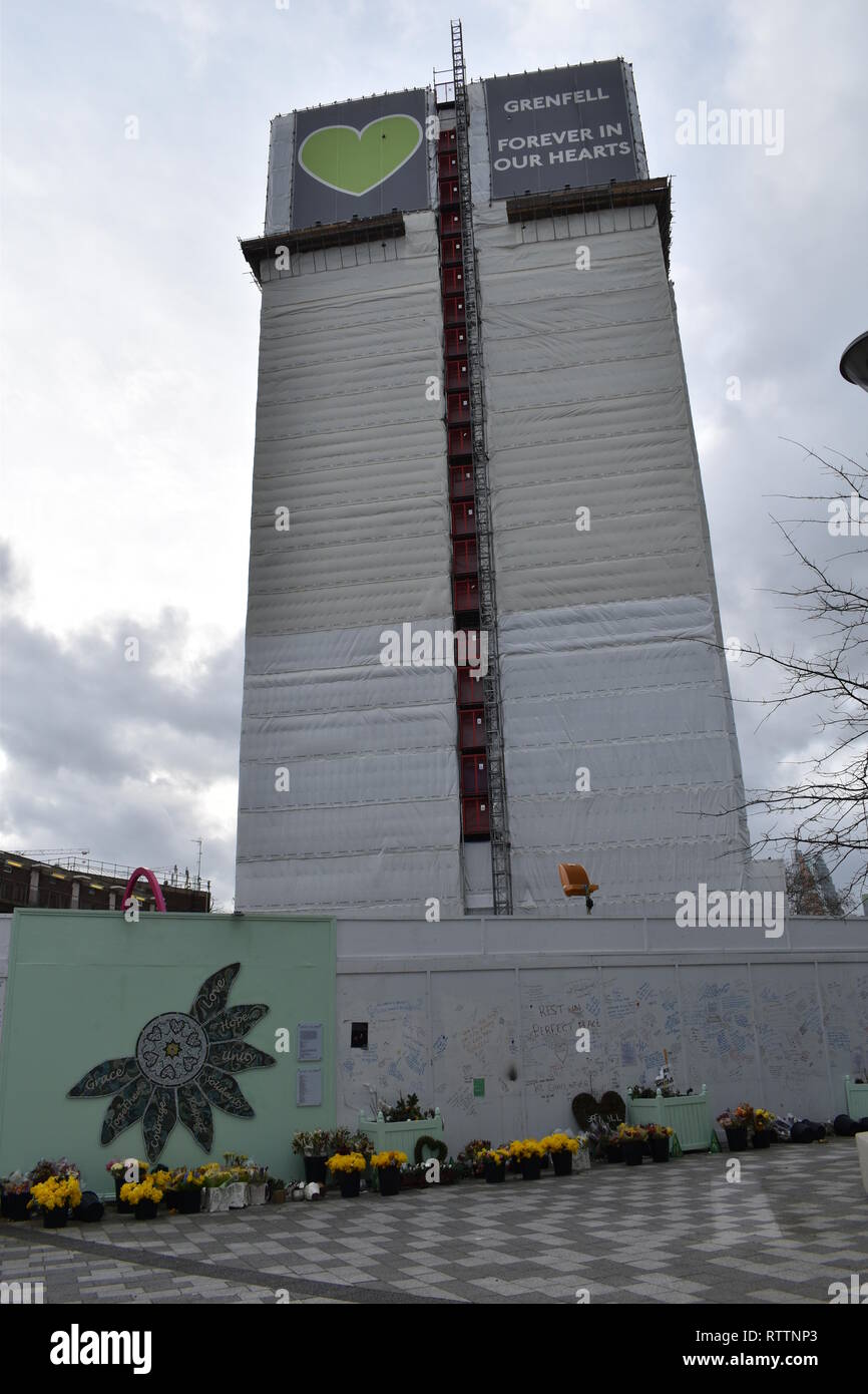 Anzeigen von Grenfell Tower, mit Plane abdecken und Gerüst. Die großen Brand, Juni 2019 14 war, ist Gegenstand einer öffentlichen Untersuchung, fort. Stockfoto