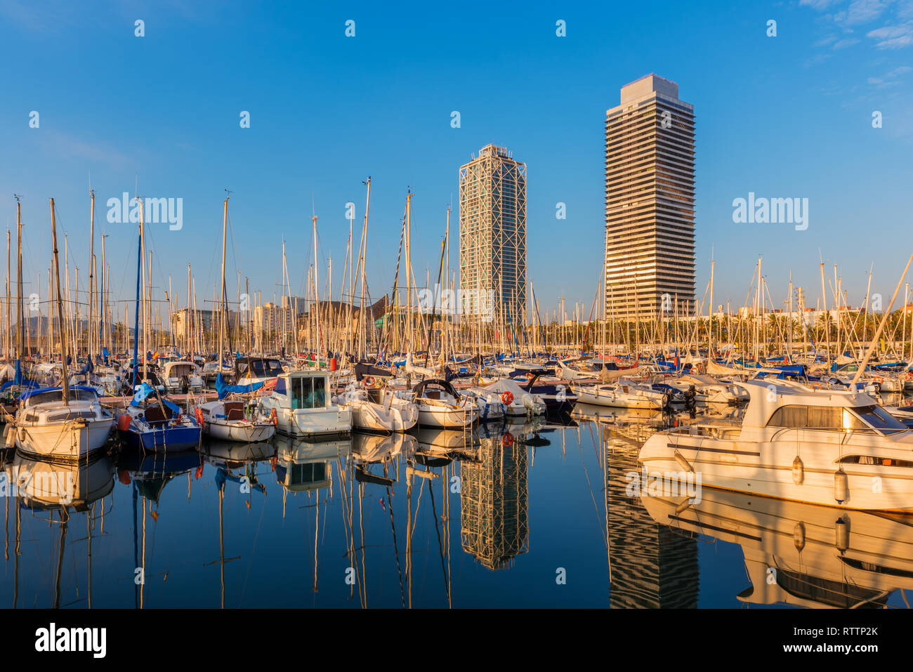 Marina in Port Olimpic, Barcelona, Spanien. Der Hafen bewirtete die Segelwettbewerbe für die Olympischen Sommerspiele 1992. Der Ort wurde 1991 eröffnet. Stockfoto