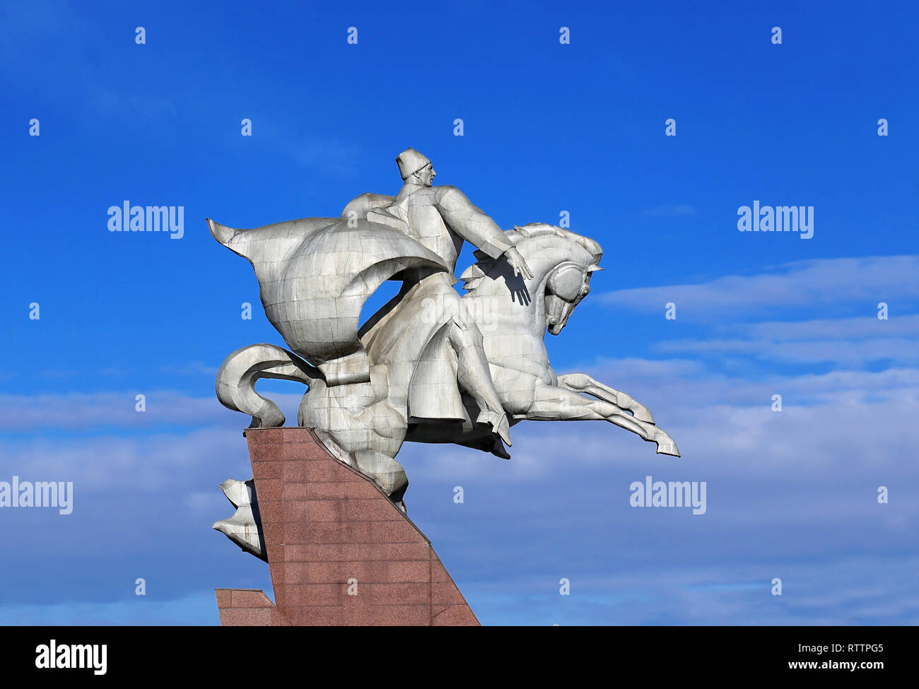 Denkmal ist eine Abbildung des großen Commander, zweimal, Held der Sowjetunion, Isse Alexandrowitsch Pliev, sitzend auf einem Pferd in voller Uniform. Stockfoto
