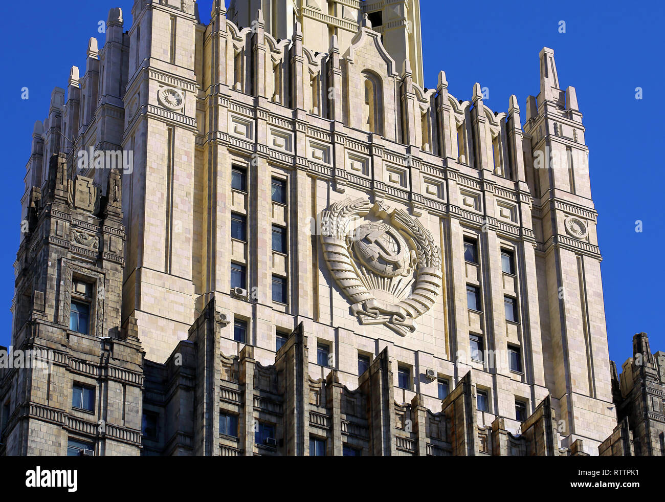 Monumentale Gebäude mit einer Turmspitze und bas-relief der UDSSR Wappen Stockfoto