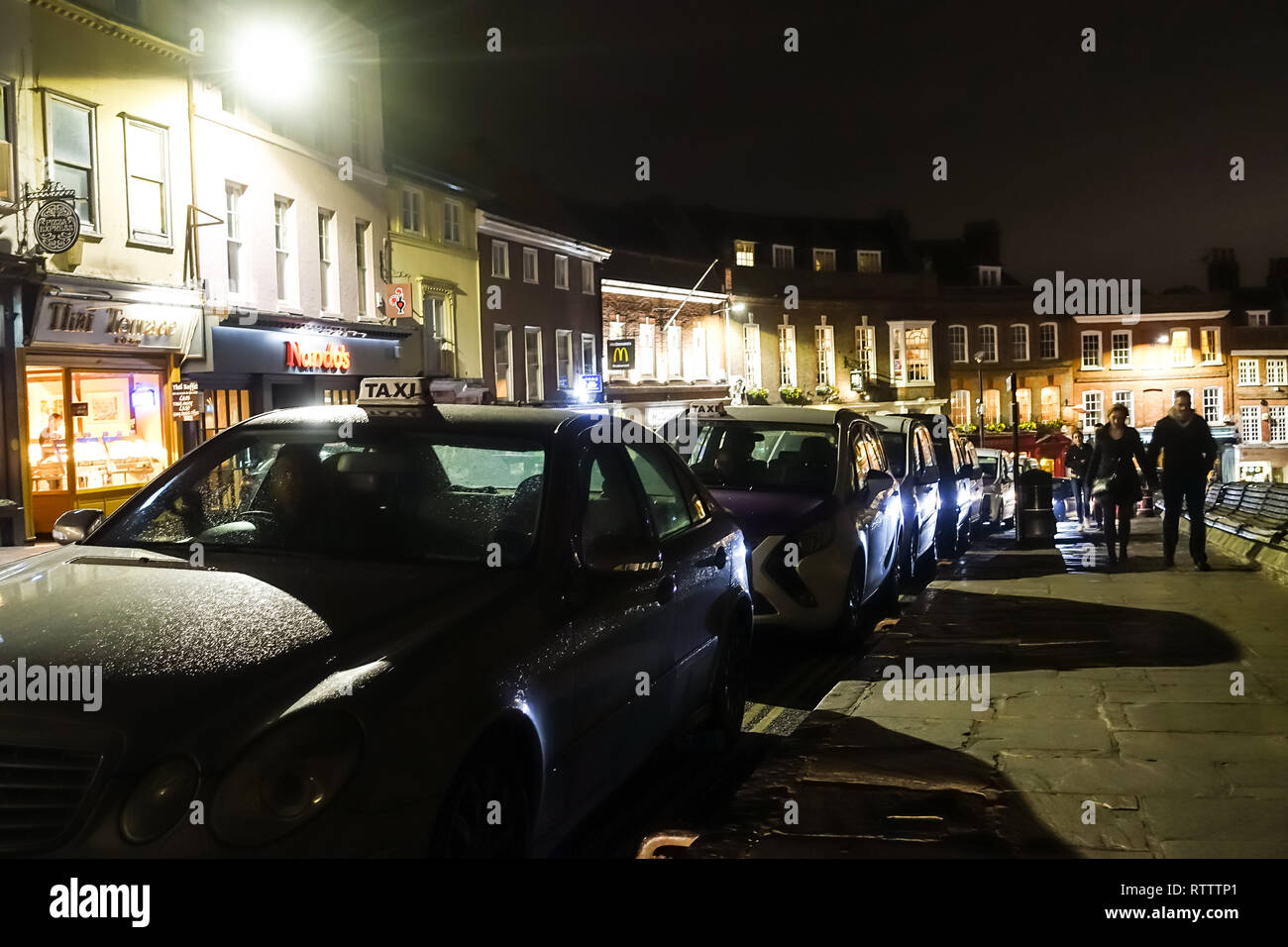 Taxis in der Taxistand auf der Thames Street, Windsor, Berkshire, Großbritannien auf einer Samstag Nacht geparkt. Stockfoto