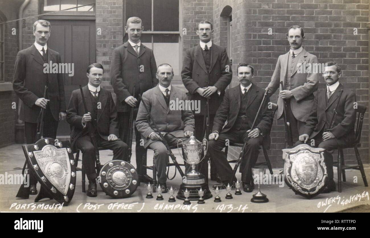 Jahrgang fotografische Postkarte zeigt die Portsmouth Post Meister von 1913 und 1914. Die Männer halten die Gewehre und Stolz ihre Trophäen anzeigen. Stockfoto