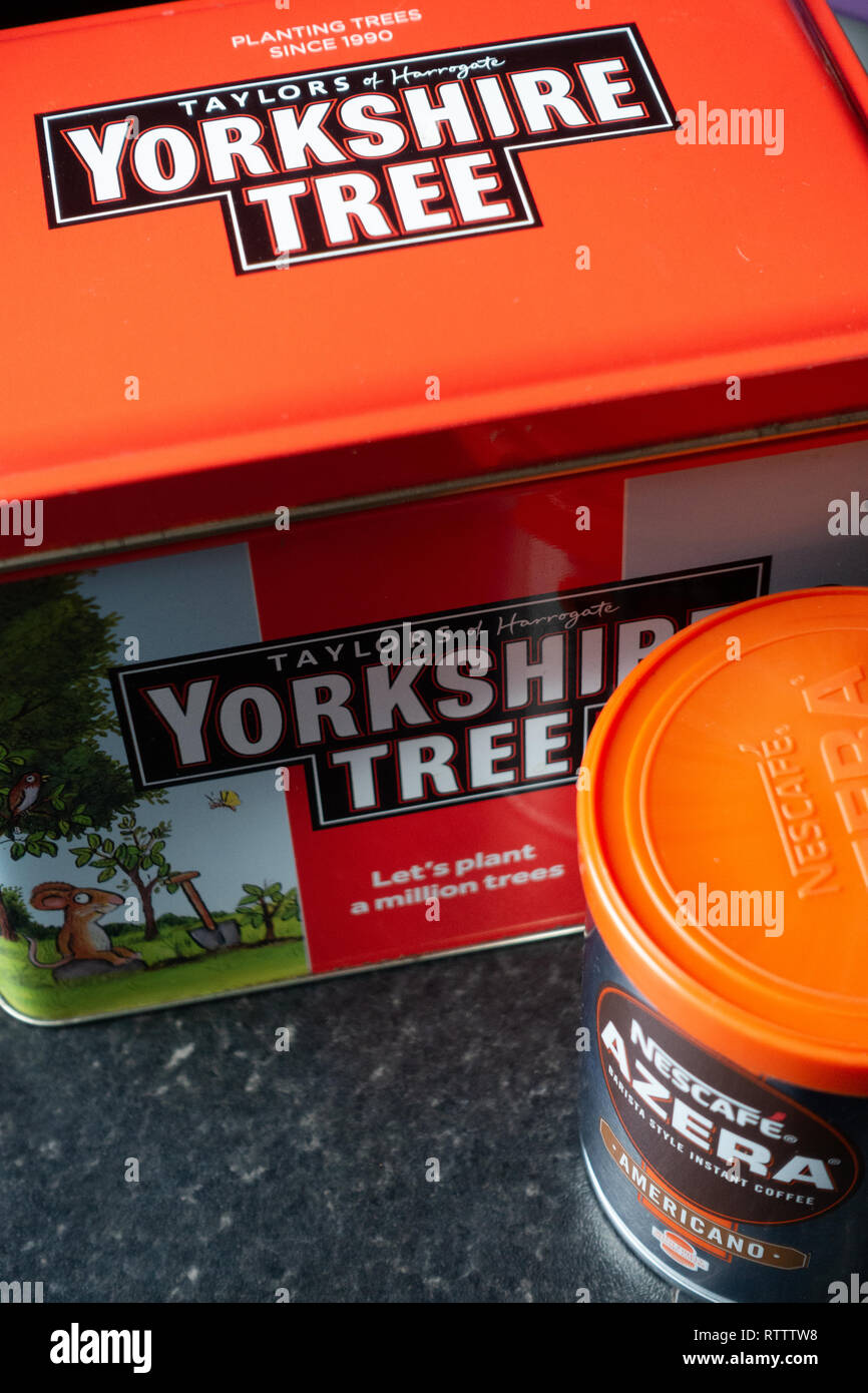 Zinn auf Taylors englischen Tee und eine Dose mit Nescafe Americano Kaffee zusammen Stockfoto