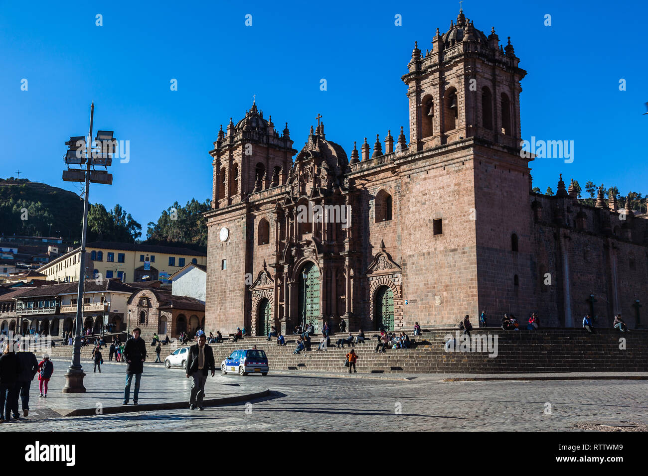 Cusco, Peru, Juli 2018: die Plaza de Armas mit der Kathedrale am Nachmittag, das touristische Zentrum für Spitzenleistungen der Stadt Cusco, gesehen von Tausenden von Stockfoto