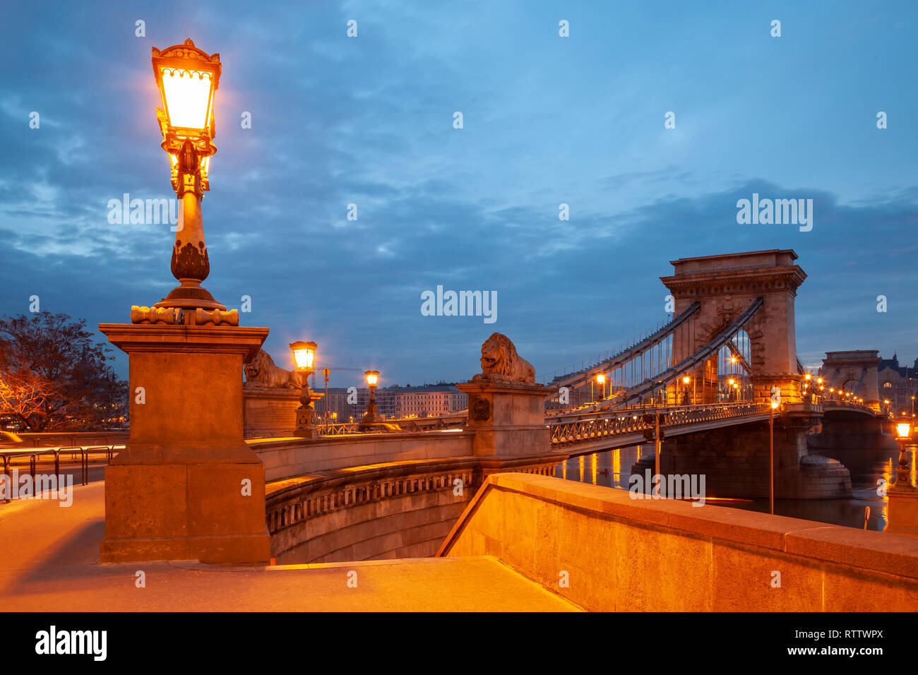 Dämmerung an der Kettenbrücke in Budapest, Ungarn. Stockfoto