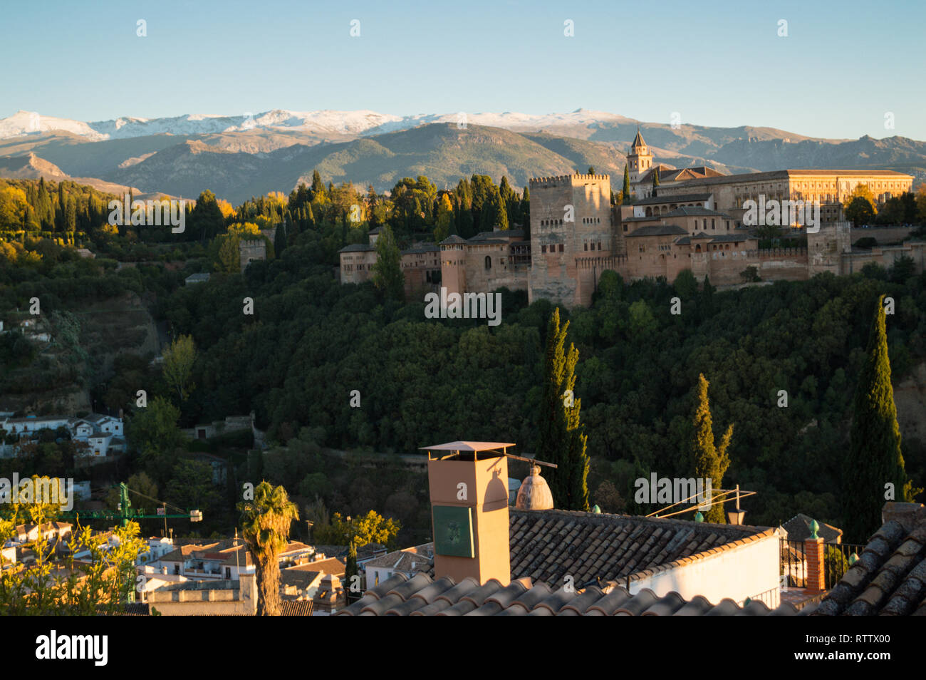 Aussicht auf Alhambra und die schneebedeckte Sierra Nevada von der alten maurischen Viertel Albaicín, Granada, Spanien Stockfoto
