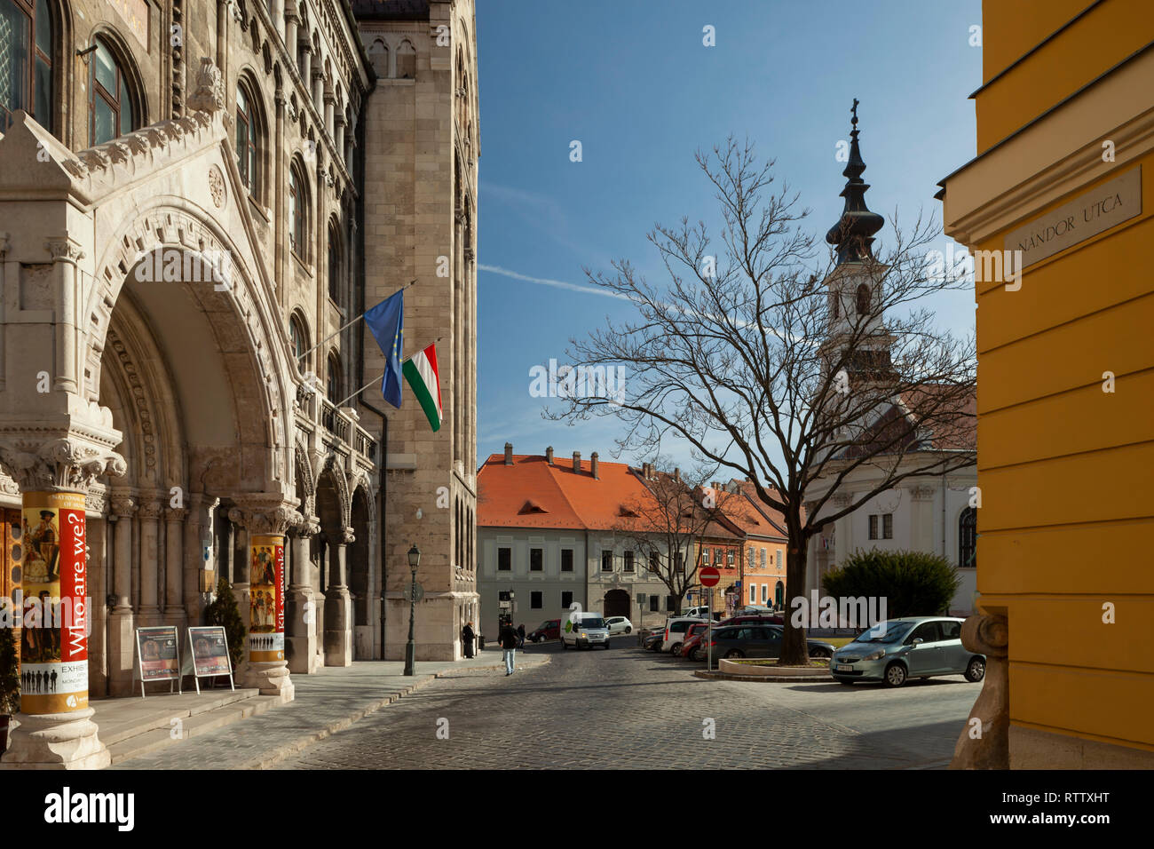 Eingang zu den ungarischen nationalen Archiven Gebäude im Burgviertel von Budapest. Stockfoto