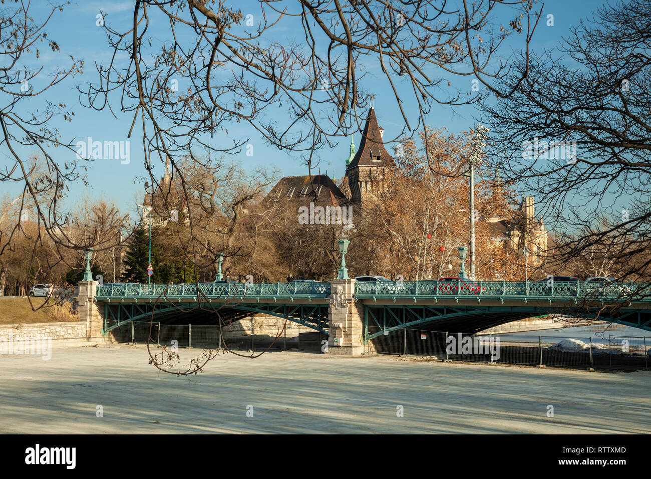 Stadt See Park in Budapest, Ungarn. In der Ferne Vajdahunyad. Stockfoto