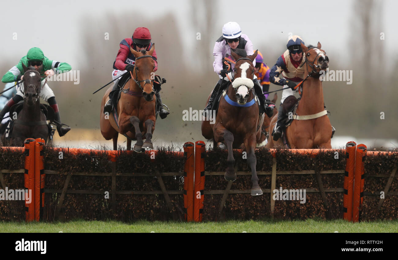 Crooks Peak geritten von Barry Geraghty (links) springt die letzte mit Equus Amadeus geritten von Stan Sheppard auf dem Weg zum Sieg in der im Gedächtnis der späten Michael Yeadon Handicap Hürde bei Newbury Racecourse. Stockfoto