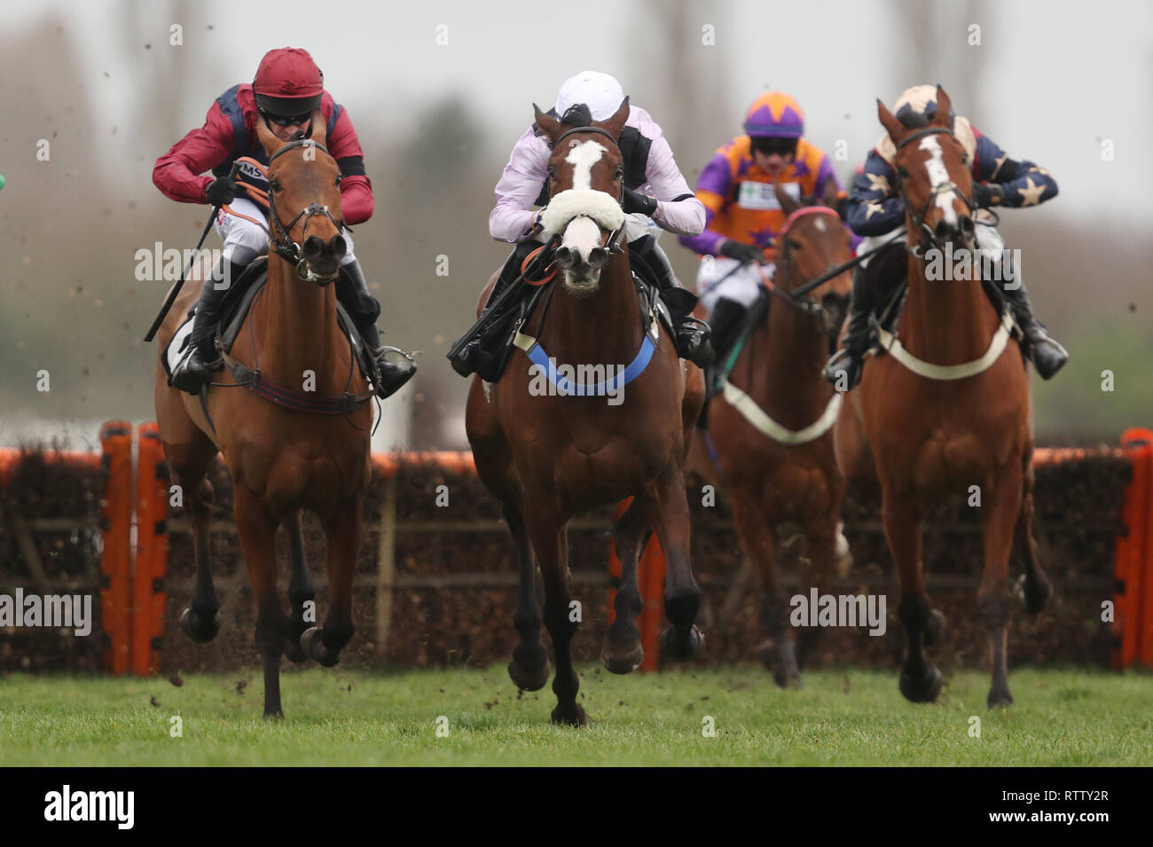 Crooks Peak geritten von Barry Geraghty (links) springt die letzte mit Equus Amadeus geritten von Stan Sheppard auf dem Weg zum Sieg in der im Gedächtnis der späten Michael Yeadon Handicap Hürde bei Newbury Racecourse. Stockfoto