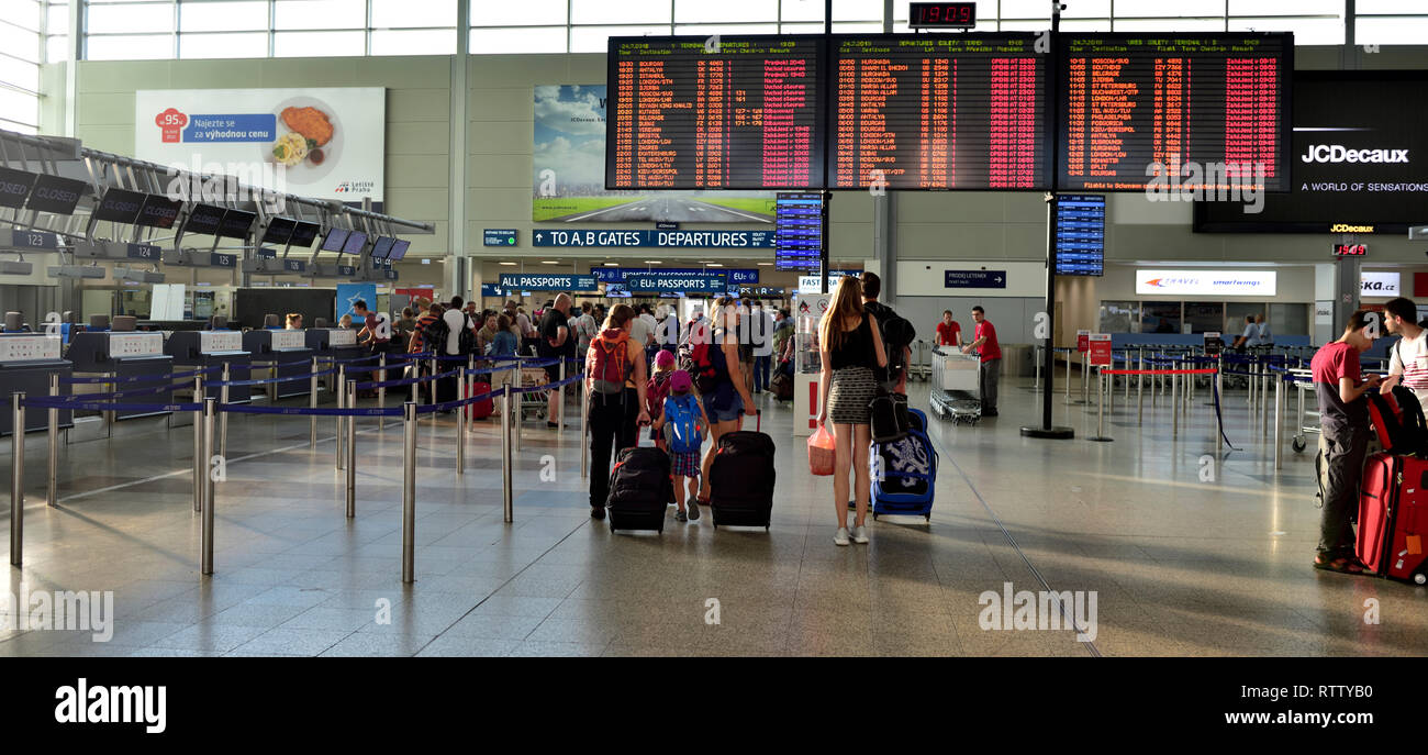 Fluggäste Abflug, am Zeitplan boards Suchen in Vaclav Havel Flughafen Terminal 1, Prag, Tschechische Republik Stockfoto