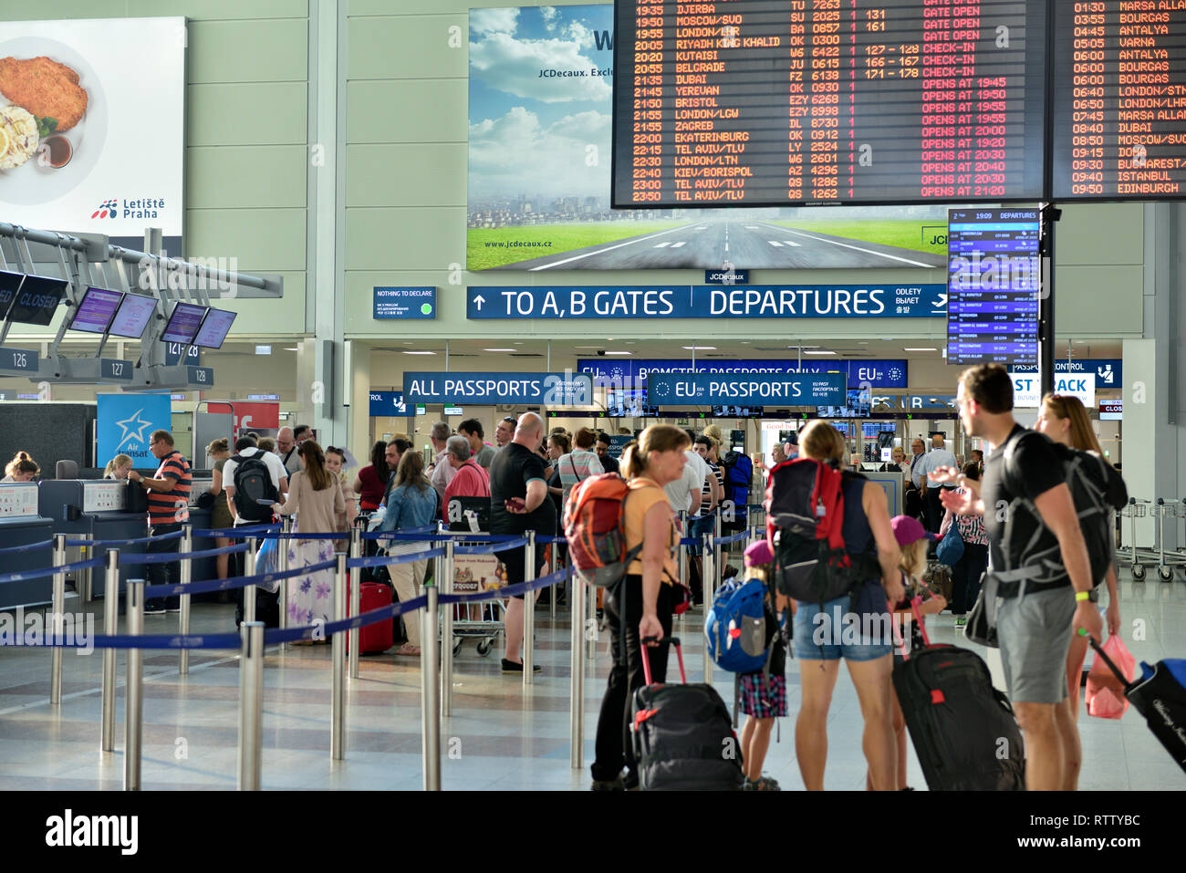 Fluggäste Abflug, am Zeitplan boards Suchen in Vaclav Havel Flughafen Terminal 1, Prag, Tschechische Republik Stockfoto