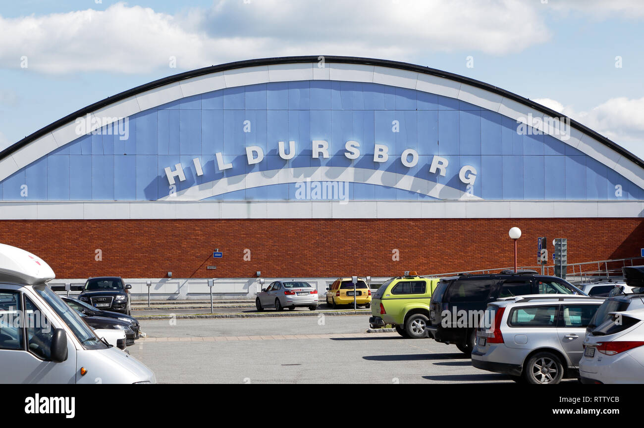Boden, Schweden - 13. Juli 2015: Außenansicht des Hildursborg Sports Arena und seinen Pkw Parkplätze. Stockfoto