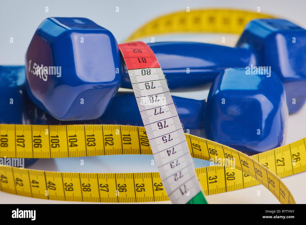Zwei blue fitness Hanteln mit tapeline, Makro Farbe Foto Stockfoto