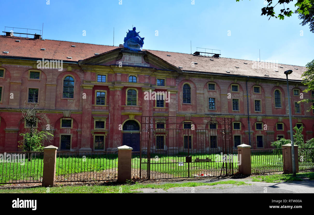 Aussen West Wing von Aufgelassenem Invalidovna Gebäude in Karlín Gegend von Prag. Gebäude als kulturelles Zentrum von seiner Geschichte als lebende qu wiederhergestellt werden. Stockfoto