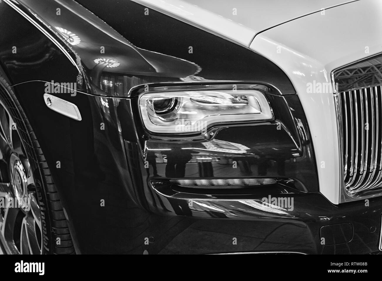 DUBAI, VAE - Dezember 23, 2017: Luxury Car Rolls Royce Wraith neben der Dubai Mall. Rolls Royce ist berühmt teurer Luxus automobile Marke Car Stockfoto