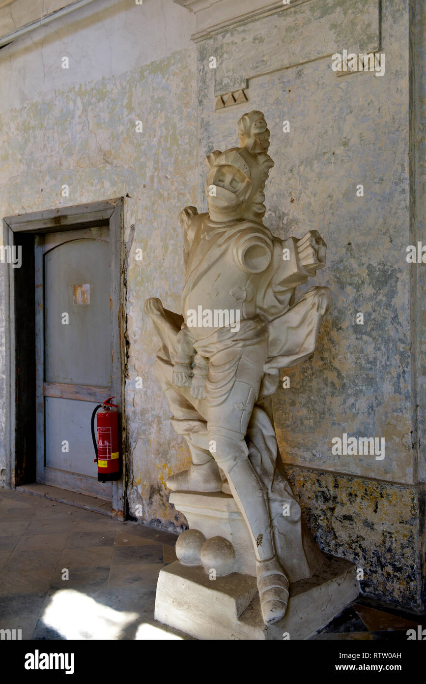 Flur in baufälligen Invalidovna Gebäude in Karlín Gegend von Prag mit Statuen fehlende Arme, Beine zum Gedenken an Krieg verletzt. Gebäude zu Resto. Stockfoto